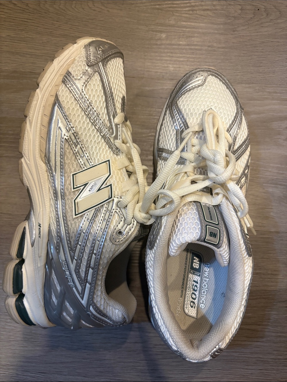 New Balance 1906R Silver Metallic Sea
Salt MEN SIZES 10.5